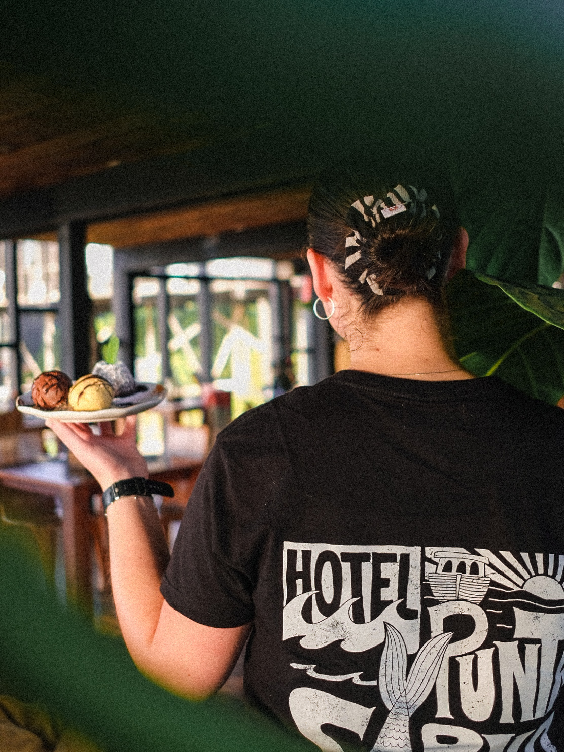Mesera llevando postres con polera del Hotel Punta Sirena