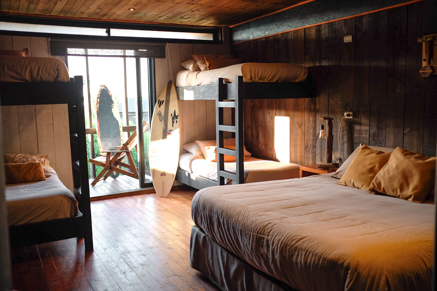 Habitación familiar con camarotes, cama king y tabla de surf