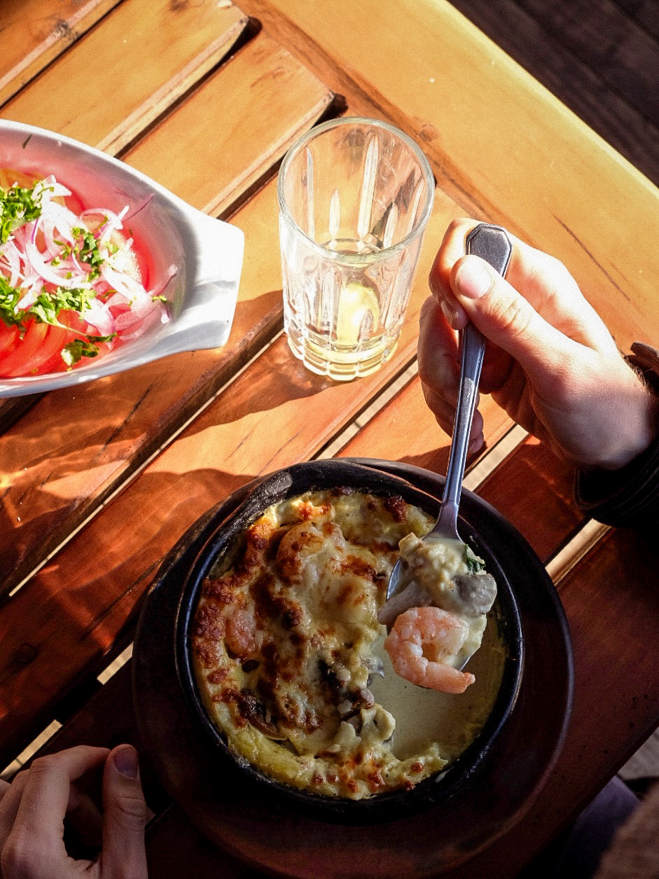 Plato firma: cazuela gratinada de mariscos con ensalada de tomate
