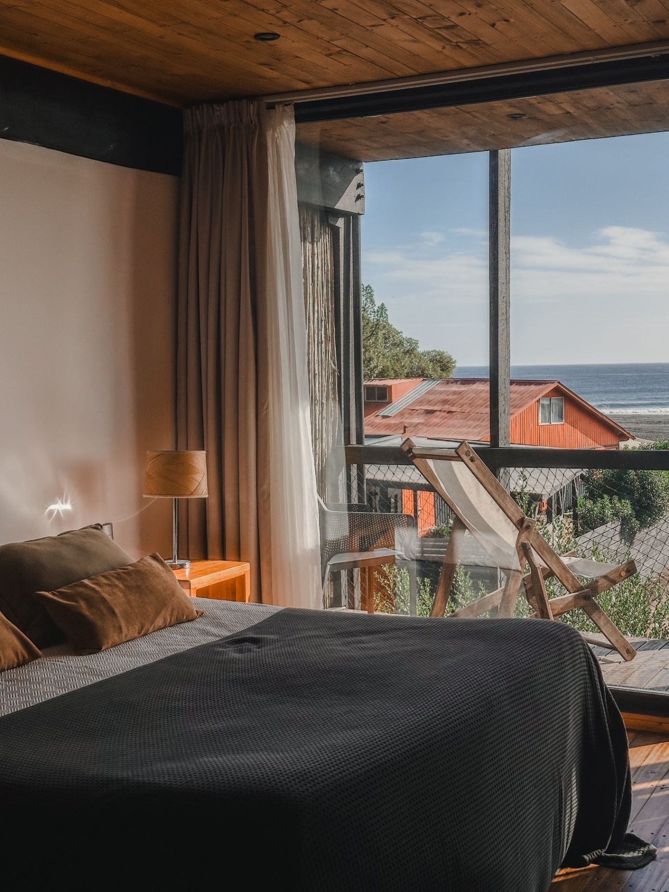 Suite Vista Parcial con vista al mar y silla lounge en balcón