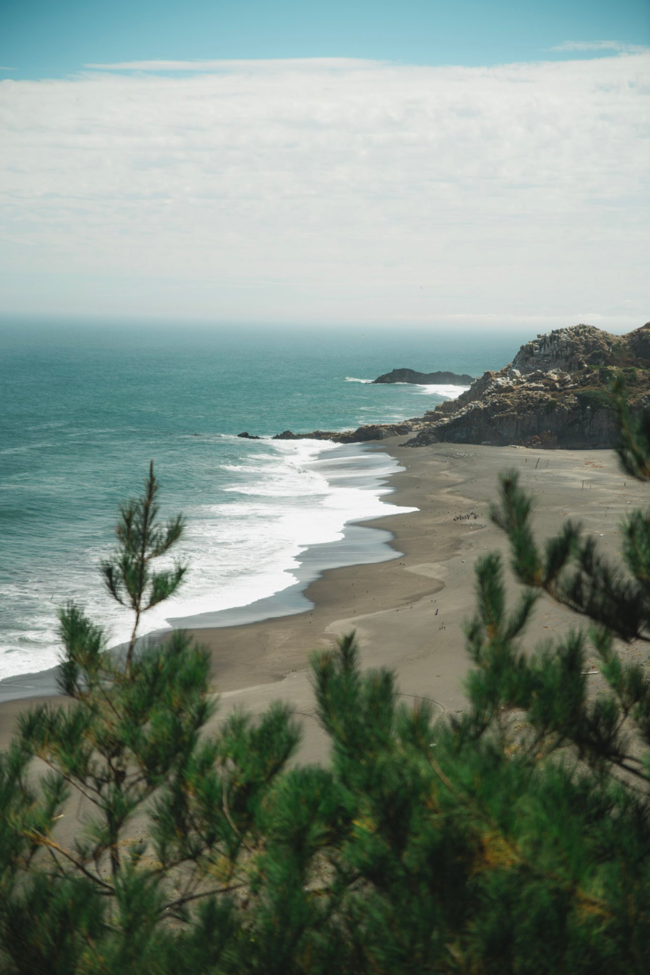 Playa y acantilado