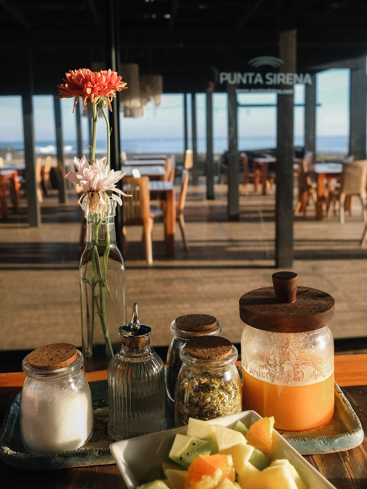 Terraza del restaurante Punta Sirena con vista al mar al atardecer